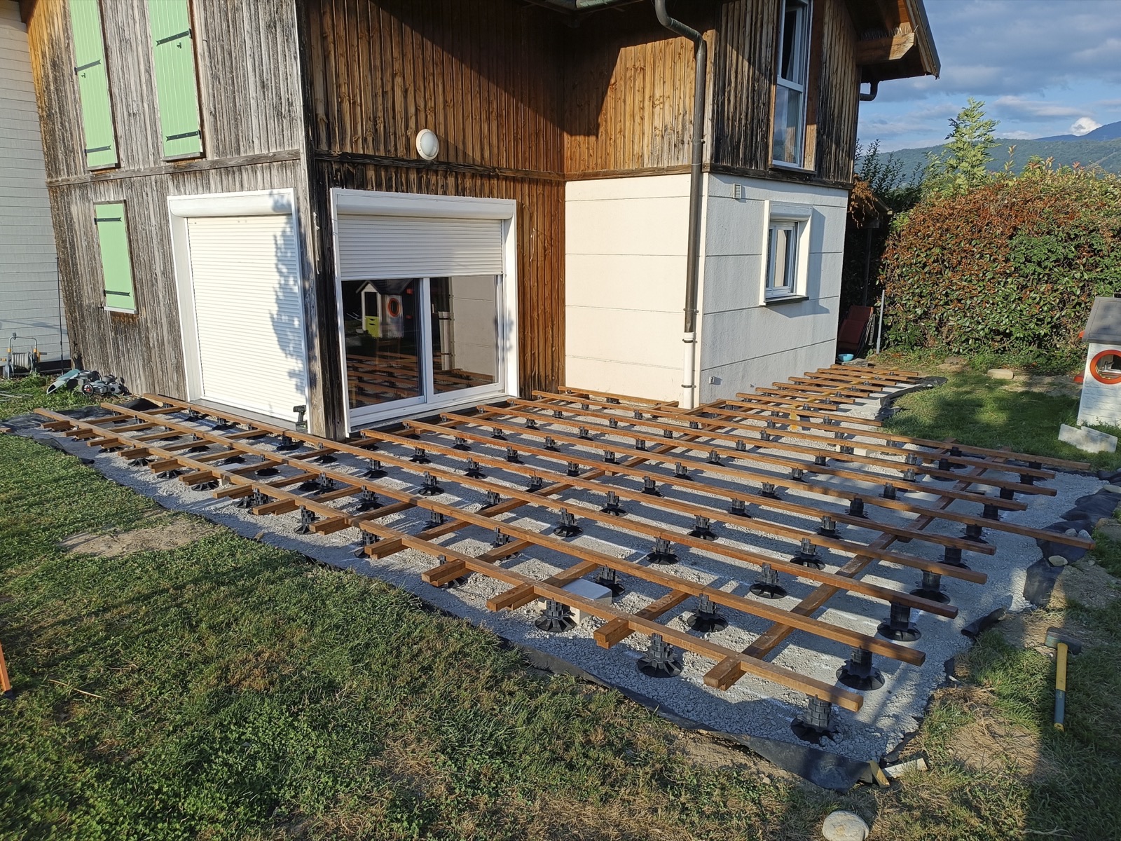 Pose des lambourdes bois pour une terrasse en cours de construction, Savoie