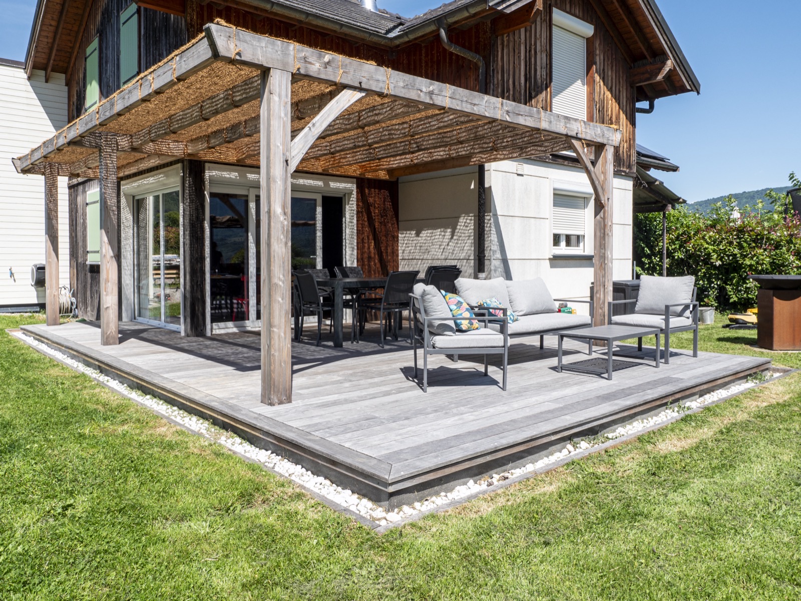 Terrasse bois avec pergola bois vieilli et salon extérieur aménagé