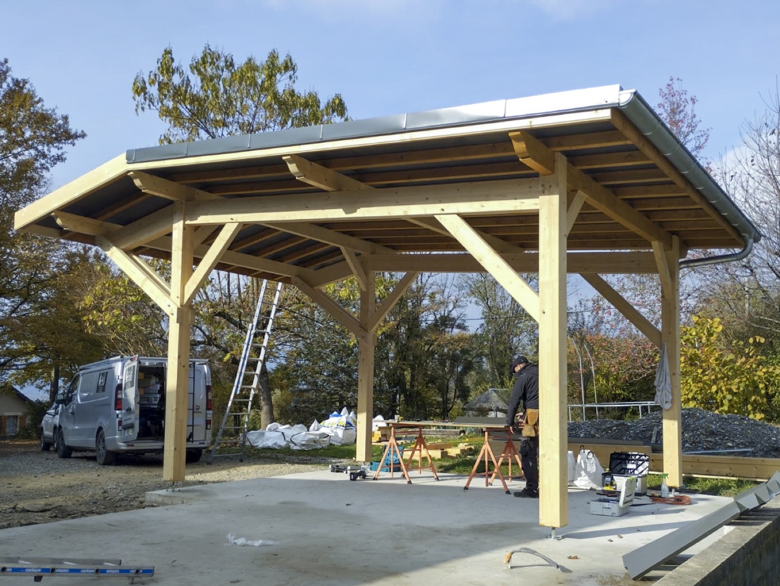 Construction d'un carport en charpente bois avec couverture bac acier