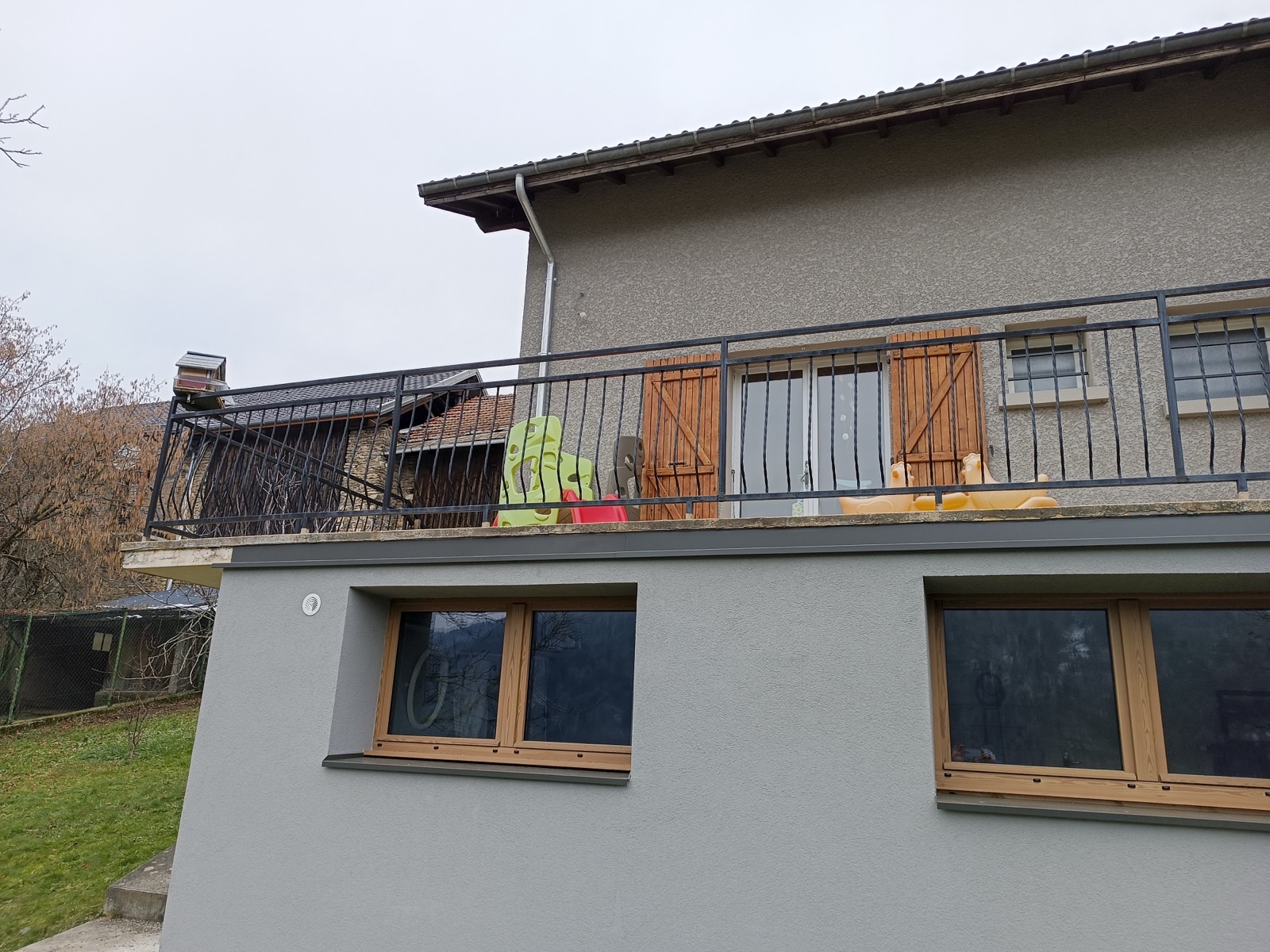 Maison avec volets bois et garde-corps métal rénovés, Savoie