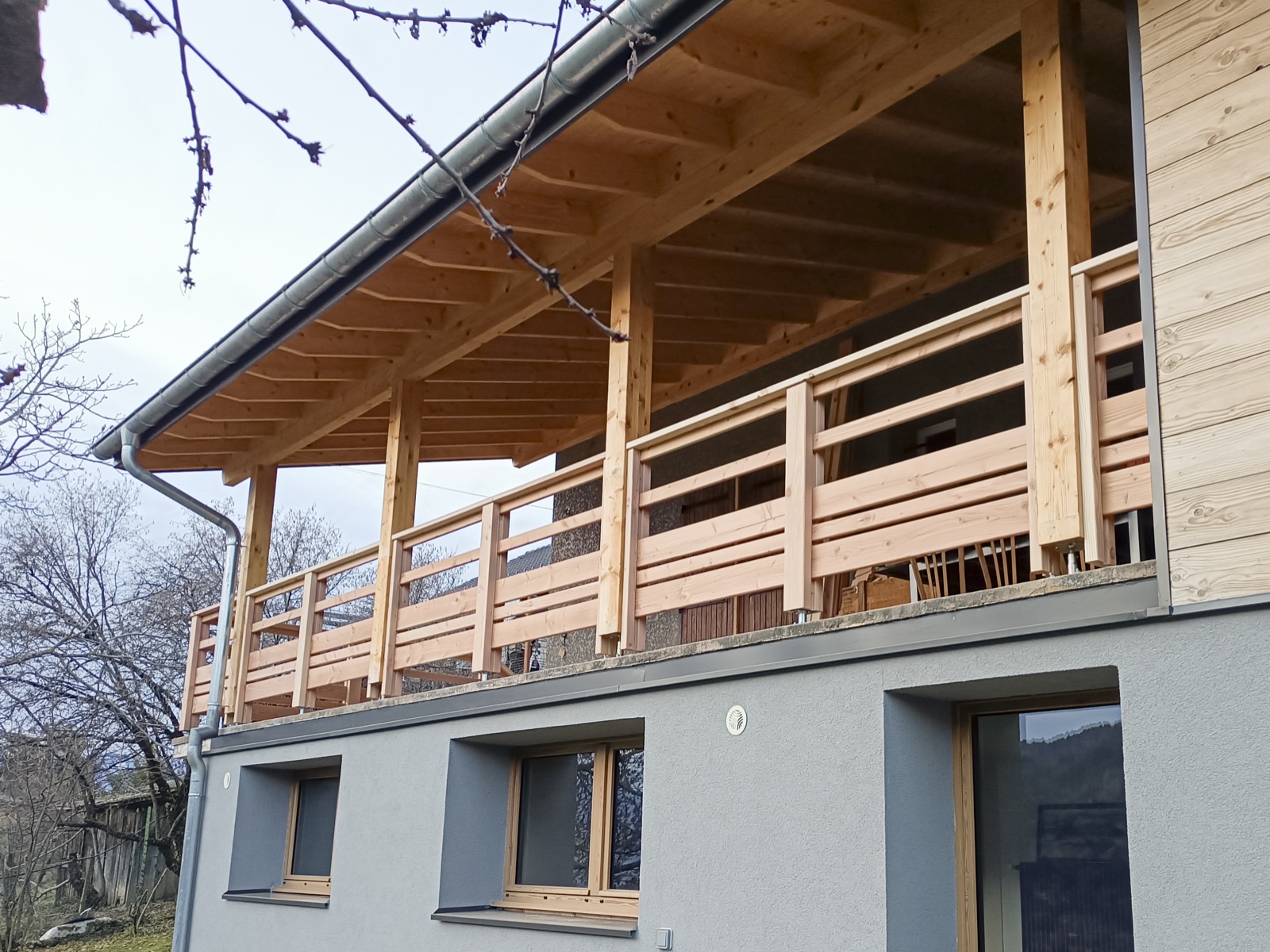Charpente bois de balcon couvert en construction, bardage bois apparent